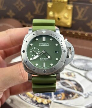 Panerai Submersible PAM01055 Replica Watches Green Dial Automatic Movement VS Factory 42mm