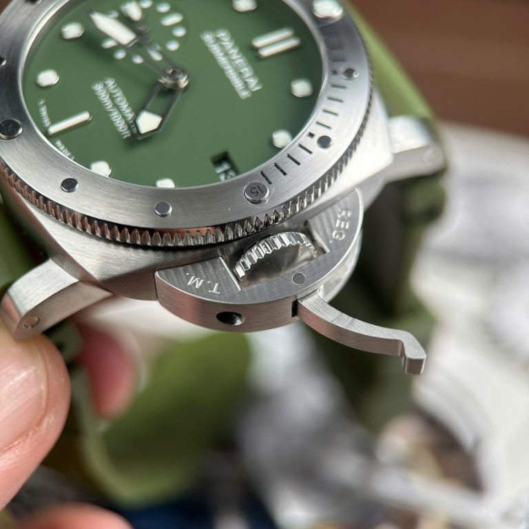 Panerai Submersible PAM01055 Replica Watches Green Dial Automatic Movement VS Factory 42mm