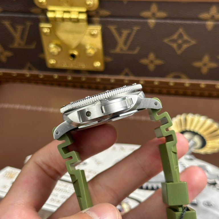 Panerai Submersible PAM01055 Replica Watches Green Dial Automatic Movement VS Factory 42mm